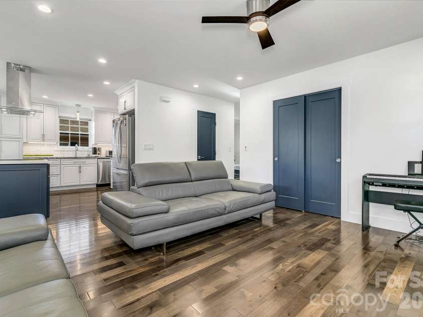 215 Oakview Road, Asheville, NC 28806.  MLS# CAR4363179, YatesRealty ID 12536. 