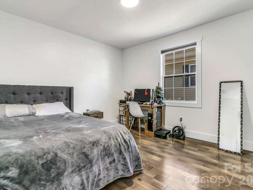 215 Oakview Road, Asheville, NC 28806.  MLS# CAR4363179, YatesRealty ID 12536. 