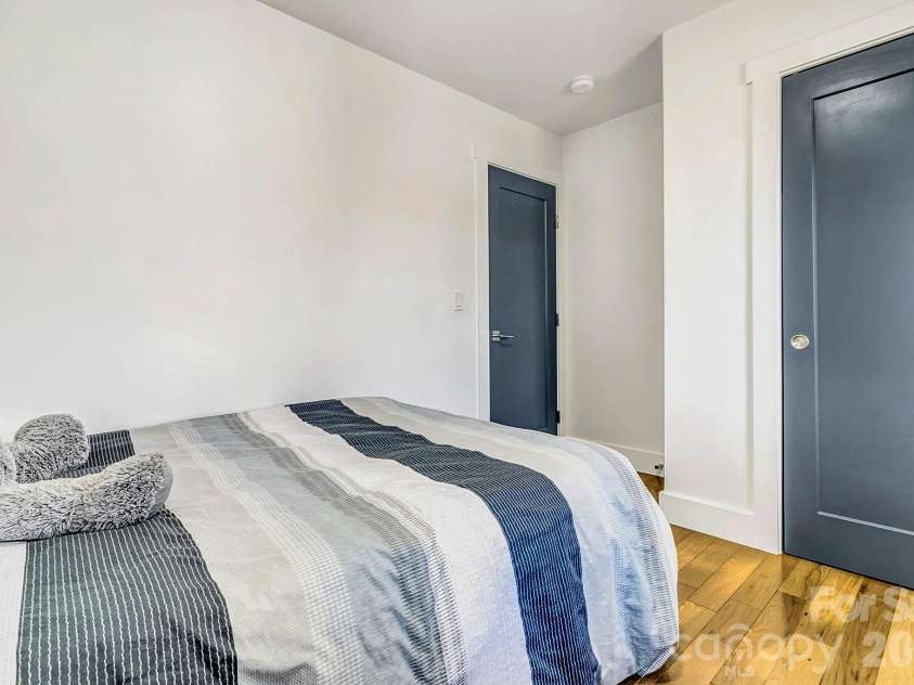 215 Oakview Road, Asheville, NC 28806.  MLS# CAR4363179, YatesRealty ID 12536. 