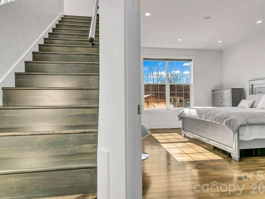 215 Oakview Road, Asheville, NC 28806.  MLS# CAR4363179, YatesRealty ID 12536. 