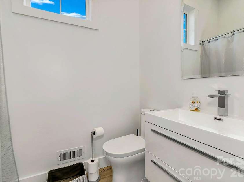 215 Oakview Road, Asheville, NC 28806.  MLS# CAR4363179, YatesRealty ID 12536. 