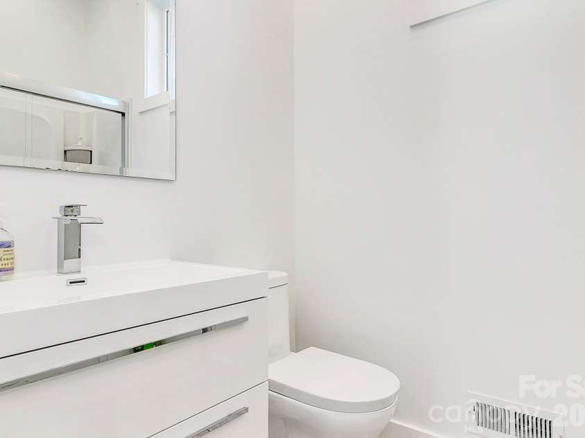 215 Oakview Road, Asheville, NC 28806.  MLS# CAR4363179, YatesRealty ID 12536. 