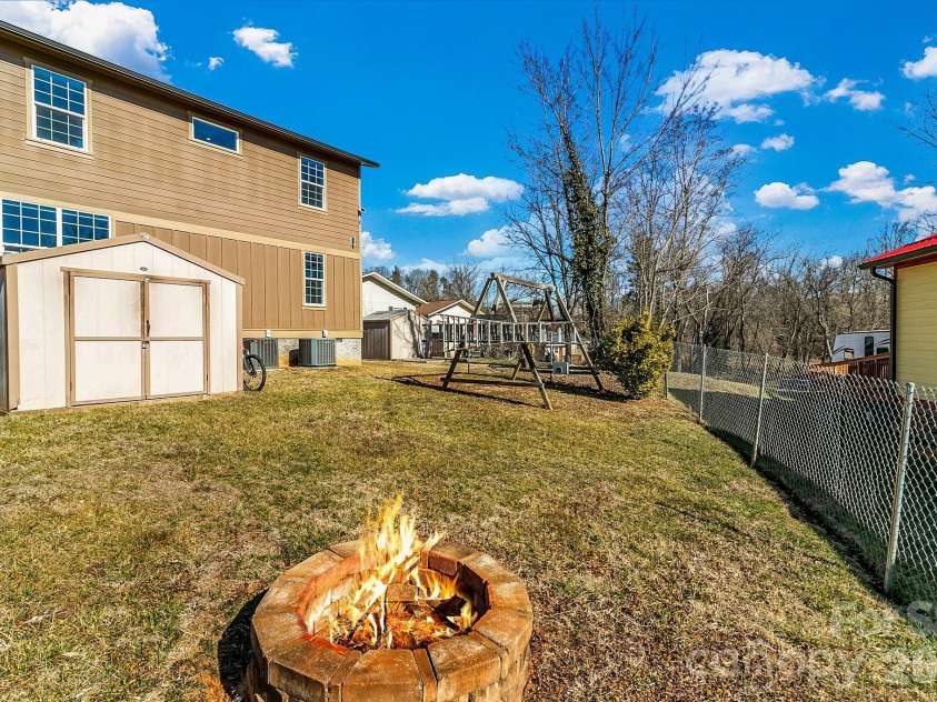 215 Oakview Road, Asheville, NC 28806.  MLS# CAR4363179, YatesRealty ID 12536. 