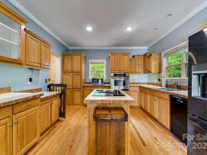 910 Hannah Mountain Road, Otto, NC 28763.  MLS# CAR4286271, YatesRealty ID 12540. 