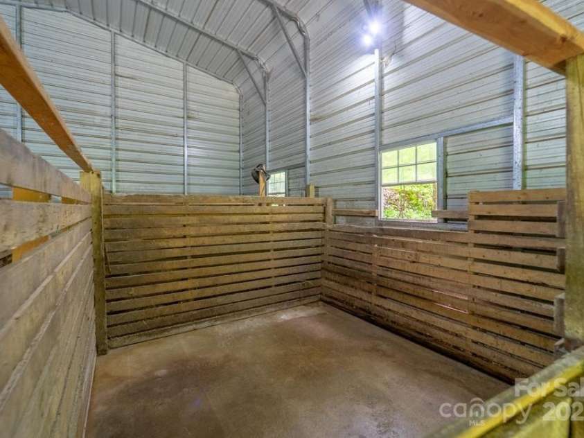 910 Hannah Mountain Road, Otto, NC 28763.  MLS# CAR4286271, YatesRealty ID 12540. 