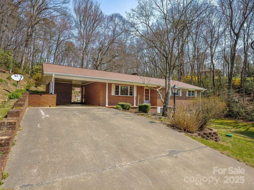 160 Tanglewood Heights, Brevard, NC 28712.  MLS# CAR4230494, YatesRealty ID 12544. 