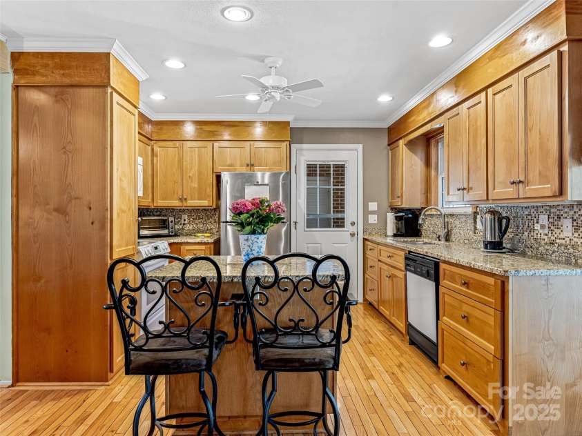 160 Tanglewood Heights, Brevard, NC 28712.  MLS# CAR4230494, YatesRealty ID 12544. 
