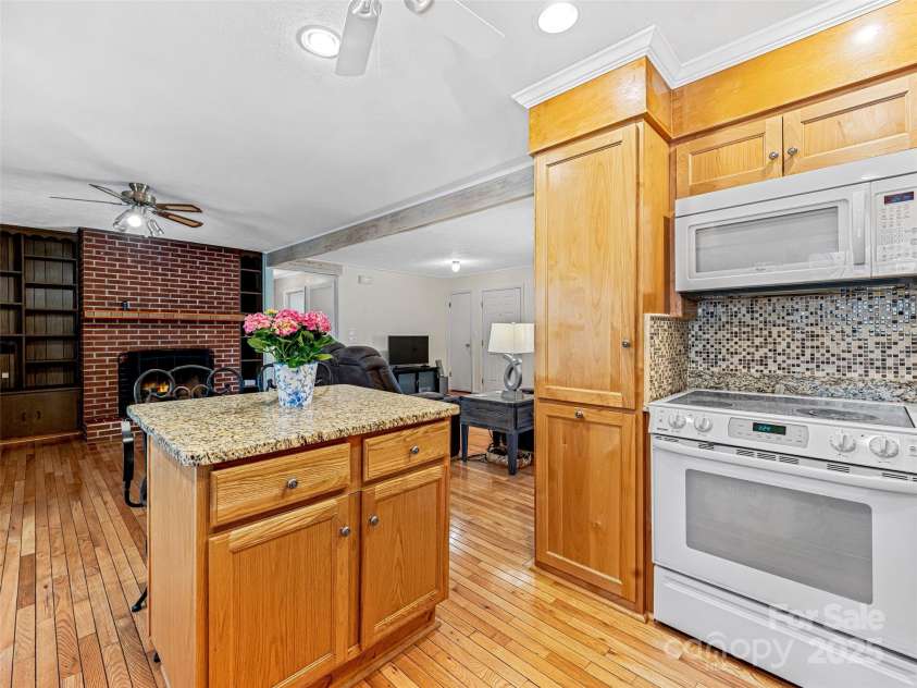 160 Tanglewood Heights, Brevard, NC 28712.  MLS# CAR4230494, YatesRealty ID 12544. 
