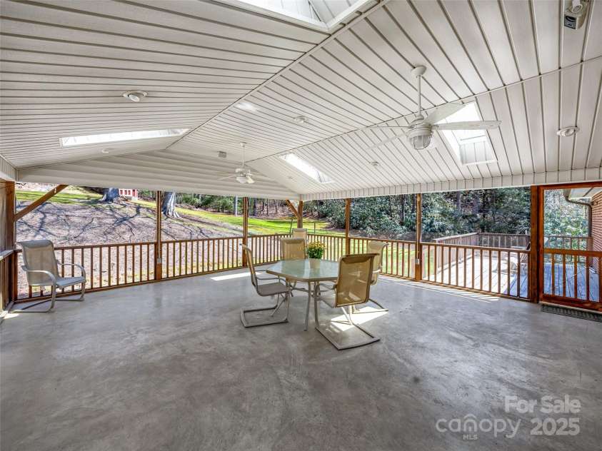 160 Tanglewood Heights, Brevard, NC 28712.  MLS# CAR4230494, YatesRealty ID 12544. 