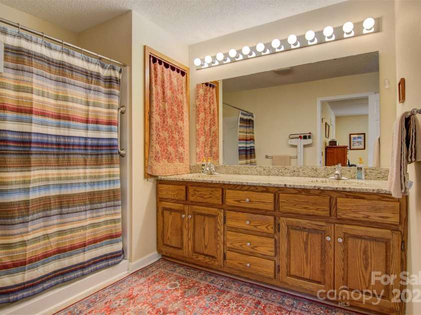 3022 8th Street Court, Hickory, NC 28601.  MLS# CAR4251534, YatesRealty ID 12546. 