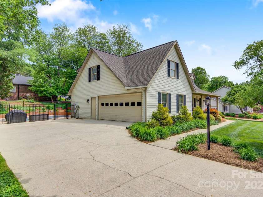 3022 8th Street Court, Hickory, NC 28601.  MLS# CAR4251534, YatesRealty ID 12546. 