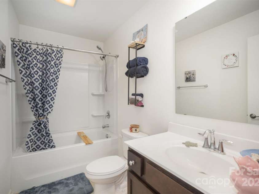 40154 Crooked Stick Drive, Lancaster, SC 29720.  MLS# CAR4257498, YatesRealty ID 12547. Upper Full Bath