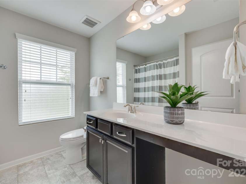 1507 Arcadia Bluff Drive, York, SC 29745.  MLS# CAR4252388, YatesRealty ID 12550. Large Full Bathroom