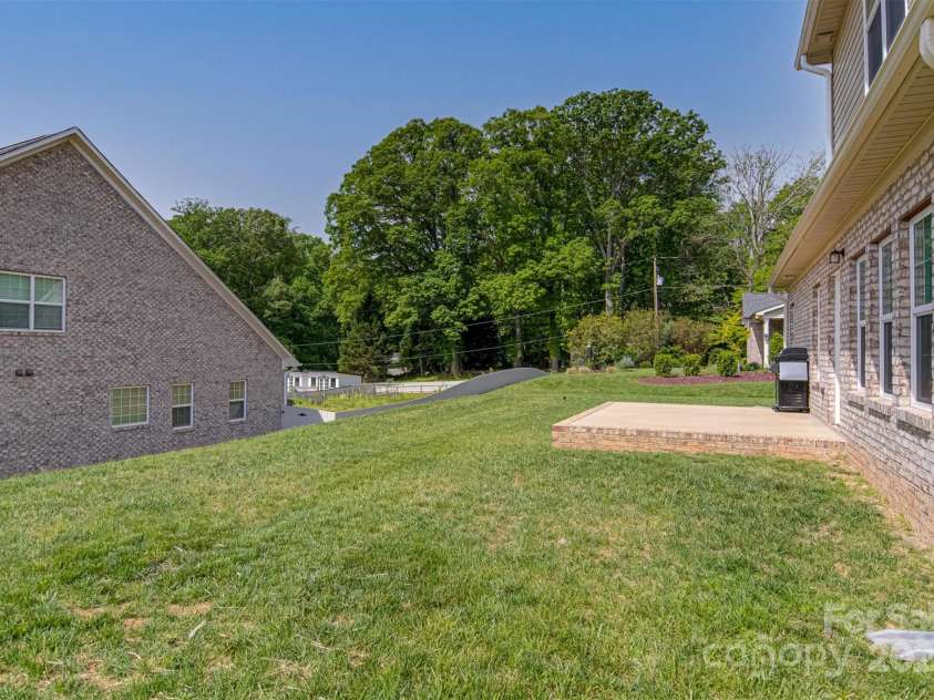 2707 Cottage Hill Lane, Winston Salem, NC 27106.  MLS# CAR4253244, YatesRealty ID 12557. 