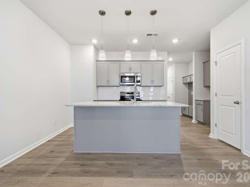 5107 Orchardview Way, Charlotte, NC 28216.  MLS# CAR4241432, YatesRealty ID 12561. Kitchen