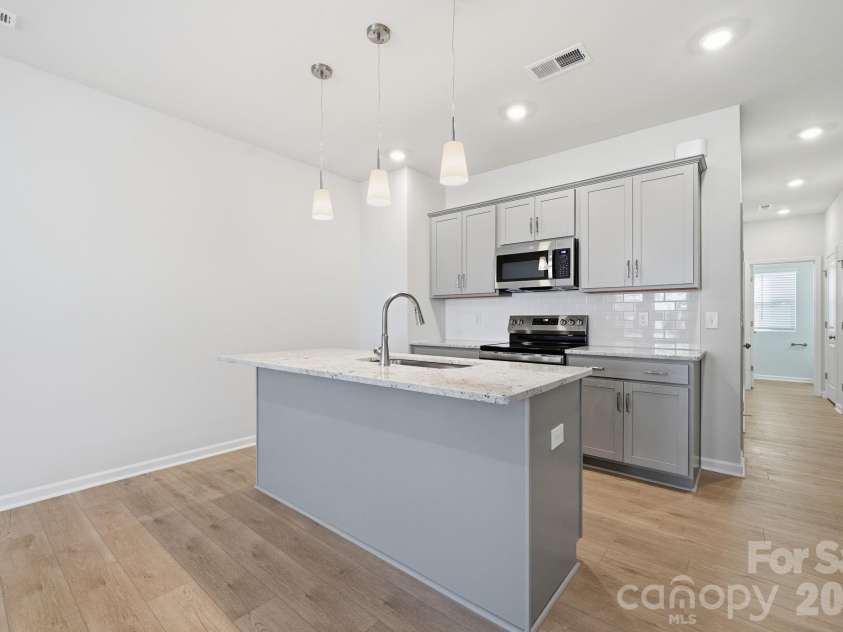 5107 Orchardview Way, Charlotte, NC 28216.  MLS# CAR4241432, YatesRealty ID 12561. Kitchen