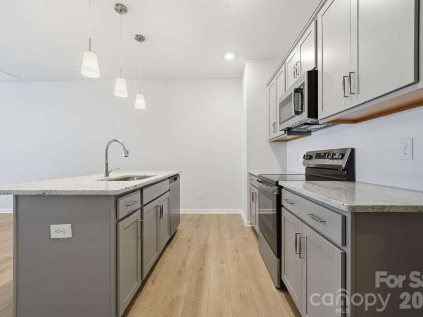 5107 Orchardview Way, Charlotte, NC 28216.  MLS# CAR4241432, YatesRealty ID 12561. Kitchen