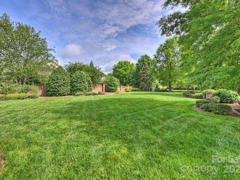 4122 Banfield Place, Charlotte, NC 28226.  MLS# CAR4252239, YatesRealty ID 12562. Community Courtyard