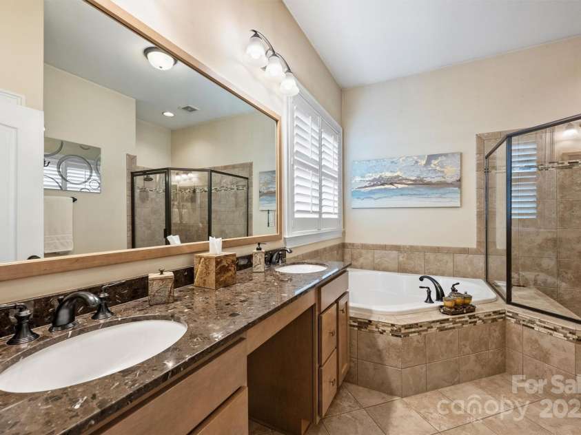 4122 Banfield Place, Charlotte, NC 28226.  MLS# CAR4252239, YatesRealty ID 12562. Primary Bathroom