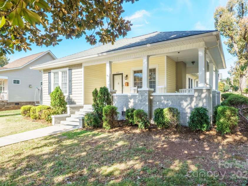 402 7th Street, Newton, NC 28658.  MLS# CAR4199151, YatesRealty ID 12563. 