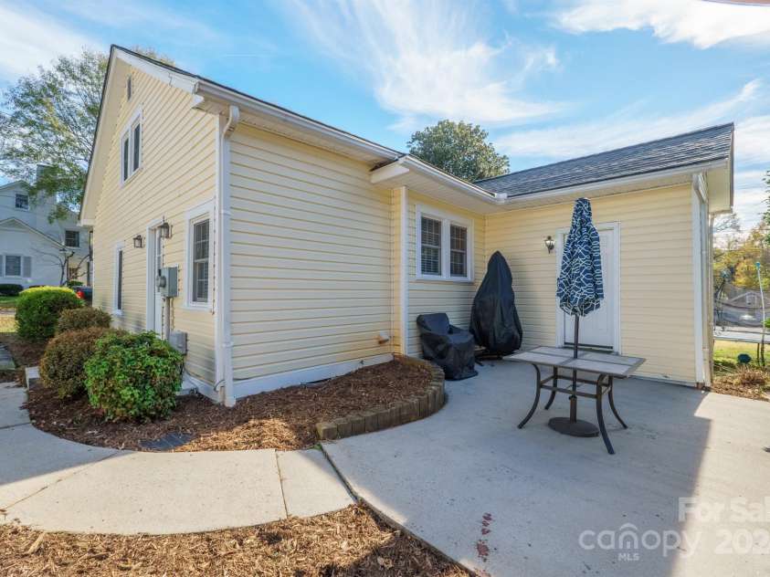 402 7th Street, Newton, NC 28658.  MLS# CAR4199151, YatesRealty ID 12563. 