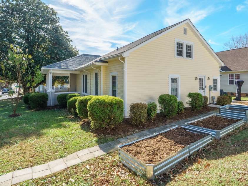 402 7th Street, Newton, NC 28658.  MLS# CAR4199151, YatesRealty ID 12563. 