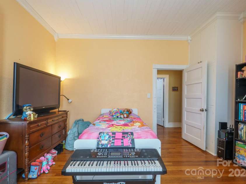 402 7th Street, Newton, NC 28658.  MLS# CAR4199151, YatesRealty ID 12563. 