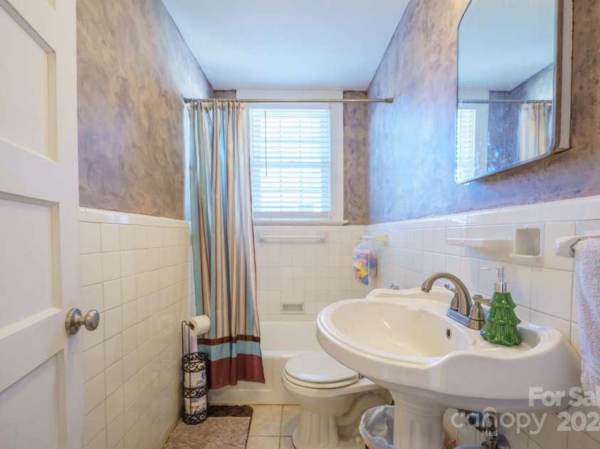 402 7th Street, Newton, NC 28658.  MLS# CAR4199151, YatesRealty ID 12563. 
