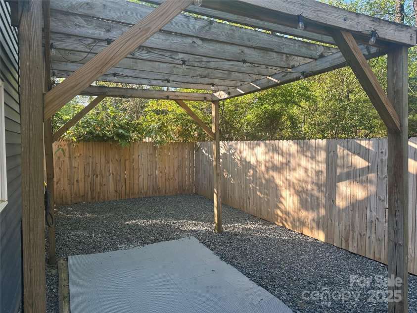1401 Anderson Street, Charlotte, NC 28205.  MLS# CAR4245310, YatesRealty ID 12572. 