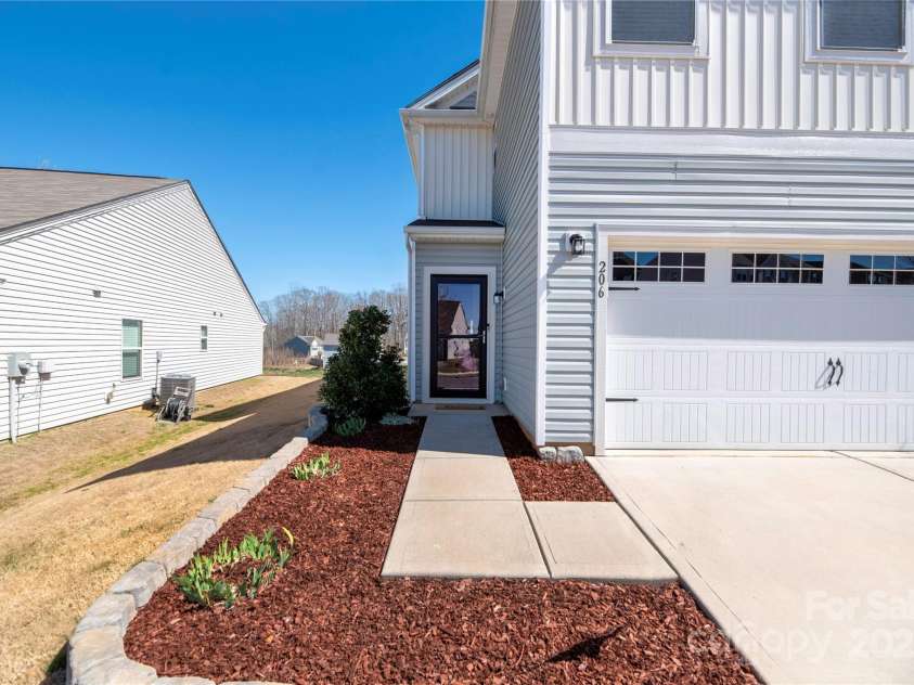 206 Hidden Lakes Road, Statesville, NC 28677.  MLS# CAR4235894, YatesRealty ID 12577. 