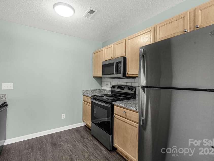 8421 Kings Creek Drive, Charlotte, NC 28273.  MLS# CAR4234070, YatesRealty ID 12582. Kitchen