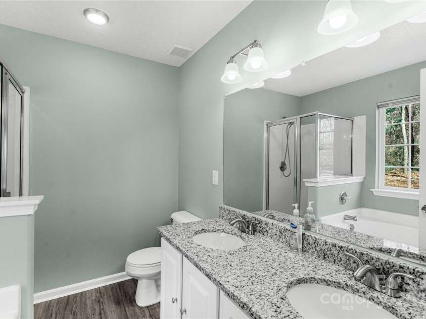 8421 Kings Creek Drive, Charlotte, NC 28273.  MLS# CAR4234070, YatesRealty ID 12582. Primary Bathroom