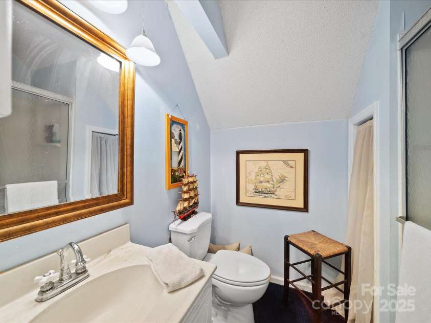 8017 Nathanael Greene Lane, Charlotte, NC 28227.  MLS# CAR4252919, YatesRealty ID 12583. Full Bathroom Upstais