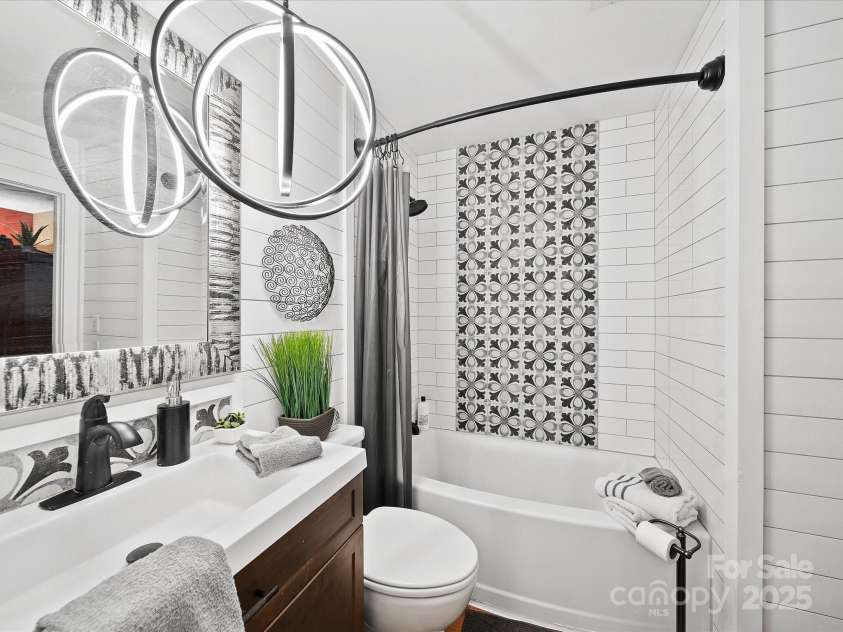 8017 Nathanael Greene Lane, Charlotte, NC 28227.  MLS# CAR4252919, YatesRealty ID 12583. Primary Bathroom