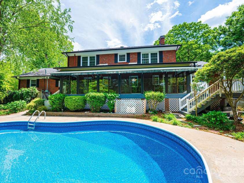 1285 10th Street Boulevard, Hickory, NC 28601.  MLS# CAR4255641, YatesRealty ID 12584. 