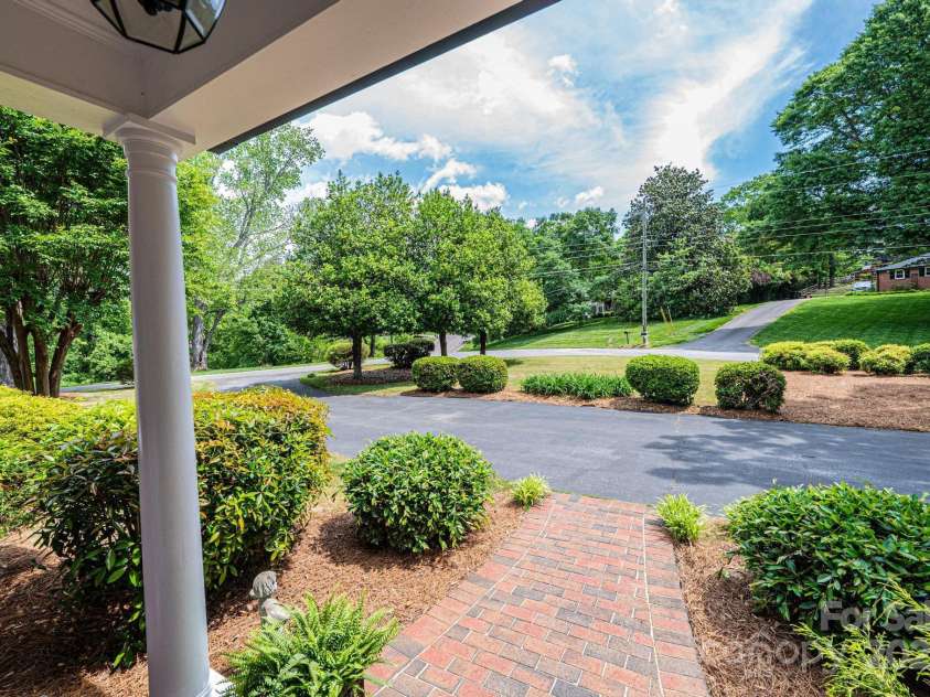 1285 10th Street Boulevard, Hickory, NC 28601.  MLS# CAR4255641, YatesRealty ID 12584. 