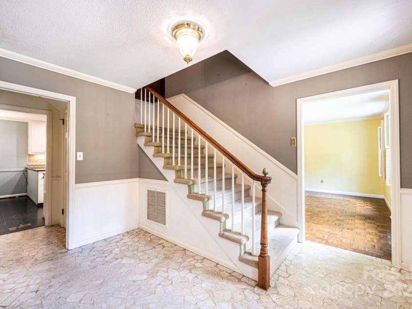 1285 10th Street Boulevard, Hickory, NC 28601.  MLS# CAR4255641, YatesRealty ID 12584. 
