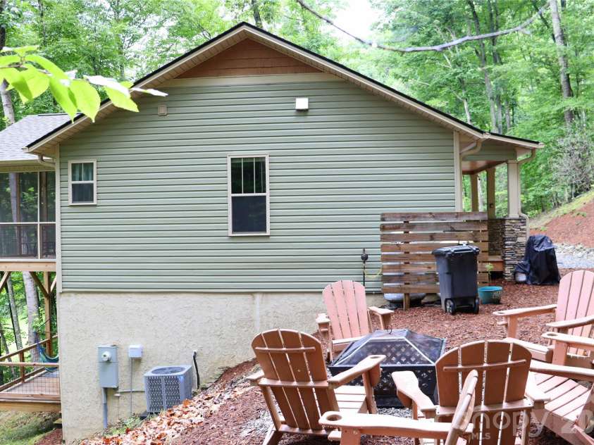 98 Harmony Hill Lane, Mars Hill, NC 28754.  MLS# CAR4358502, YatesRealty ID 12585. 