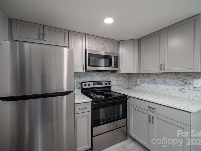 1050 21st Avenue, Hickory, NC 28601.  MLS# CAR4302064, YatesRealty ID 12594. Remodeled kitchen