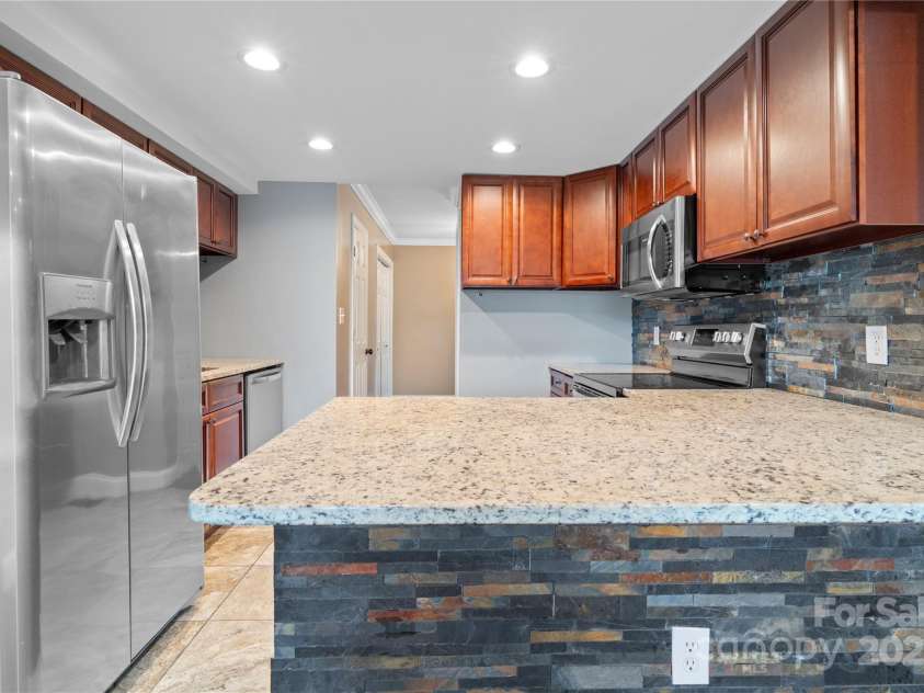 1050 21st Avenue, Hickory, NC 28601.  MLS# CAR4312080, YatesRealty ID 12594. Kitchen