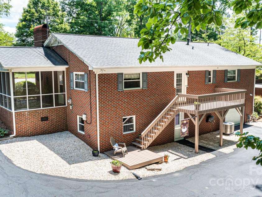 1602 Brentwood Drive, Newton, NC 28658.  MLS# CAR4256060, YatesRealty ID 12595. 