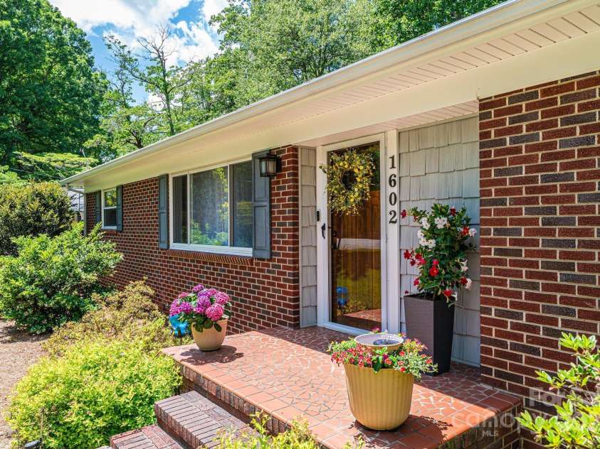 1602 Brentwood Drive, Newton, NC 28658.  MLS# CAR4256060, YatesRealty ID 12595. 