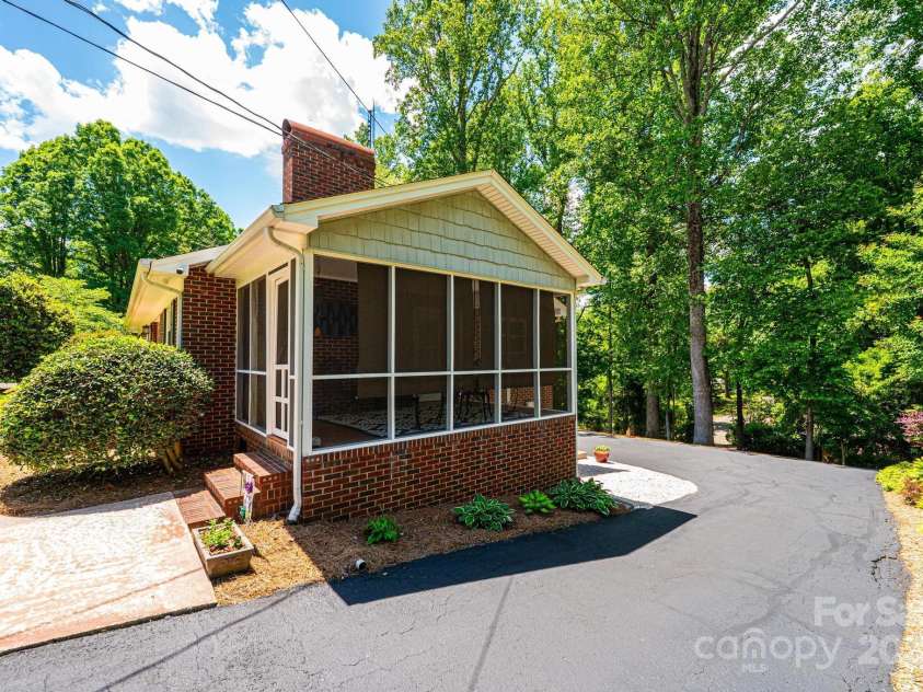 1602 Brentwood Drive, Newton, NC 28658.  MLS# CAR4256060, YatesRealty ID 12595. 