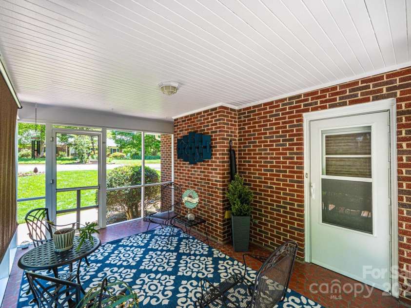 1602 Brentwood Drive, Newton, NC 28658.  MLS# CAR4256060, YatesRealty ID 12595. 