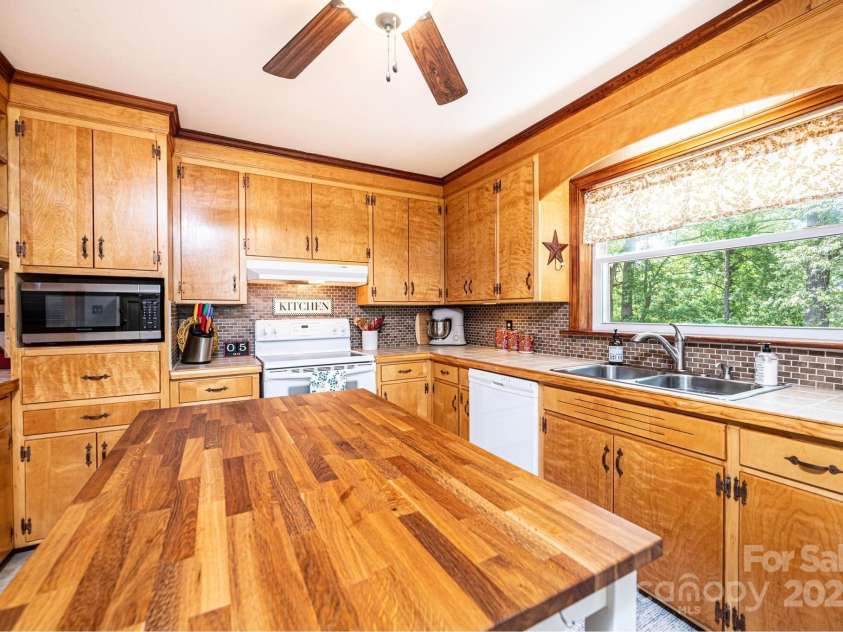 1602 Brentwood Drive, Newton, NC 28658.  MLS# CAR4256060, YatesRealty ID 12595. 