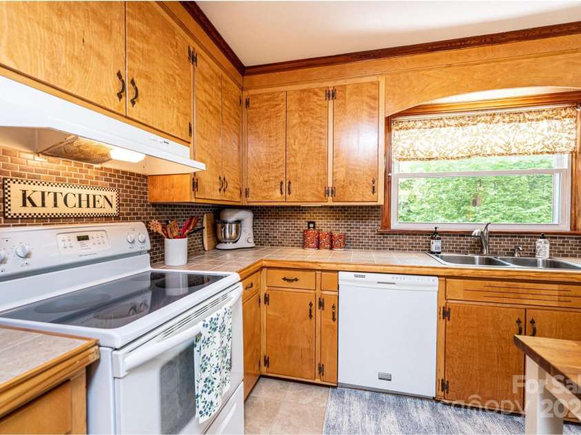 1602 Brentwood Drive, Newton, NC 28658.  MLS# CAR4256060, YatesRealty ID 12595. 