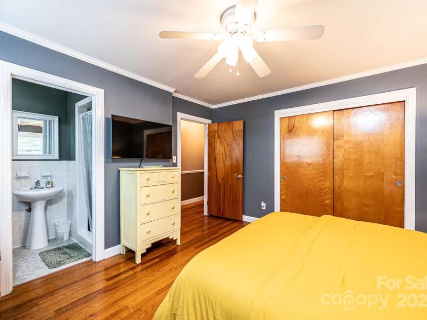 1602 Brentwood Drive, Newton, NC 28658.  MLS# CAR4256060, YatesRealty ID 12595. 