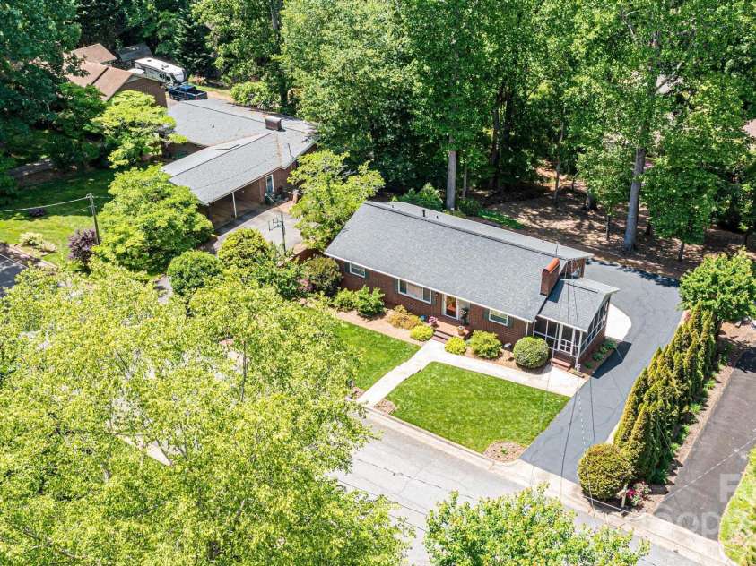 1602 Brentwood Drive, Newton, NC 28658.  MLS# CAR4256060, YatesRealty ID 12595. 