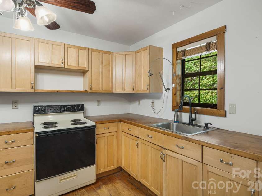 206 Willow Lane, Rosman, NC 28772.  MLS# CAR4290830, YatesRealty ID 12596. Kitchen
