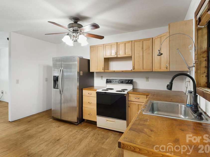 206 Willow Lane, Rosman, NC 28772.  MLS# CAR4290830, YatesRealty ID 12596. Kitchen